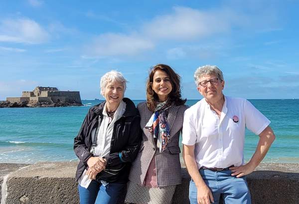 Avant son intervention sur le Covid Long, Francine ZONENS-HIRSZOWSKI en compagnie de Pascale CHAMI et Laurent GROSS. Lorsque des hypnothérapeutes décompressent pendant les congrès... Avant son intervention sur le Covid Long, Francine ZONENS-HIRSZOWSKI en compagnie de Pascale CHAMI et Laurent GROSS. Lorsque des hypnothérapeutes décompressent pendant les congrès...