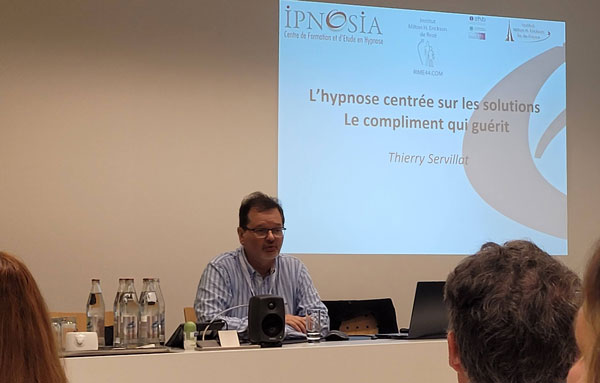 L'hypnose centrée sur les solutions Le compliment qui guérit L'hypnose centrée sur les solutions Le compliment qui guérit