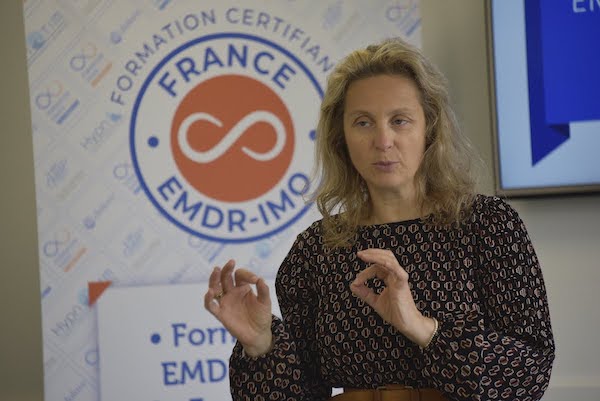 La douleur fige : comment remettre le patient en mouvement par les Mouvements Oculaires de type EMDR - IMO® en mobilisant des ressources dans le cadre du psychotraumatisme ? Par Laurence ADJADJ.